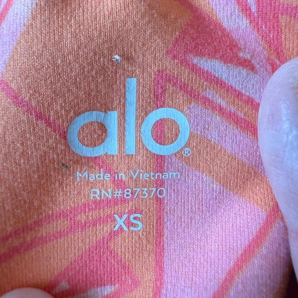 Alo Women's Guava Indio Geometric Colorway capri Leggings‎ Size XS